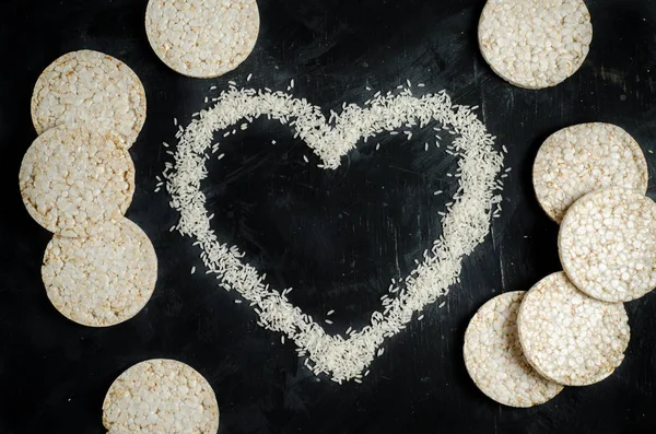 Arroz Blanco Forma Corazón Con Pasteles Arroz Sobre Fondo Negro — Foto de Stock