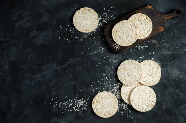 Rijstwafels Zwarte Achtergrond Met Ruimte Voor Tekst — Stockfoto