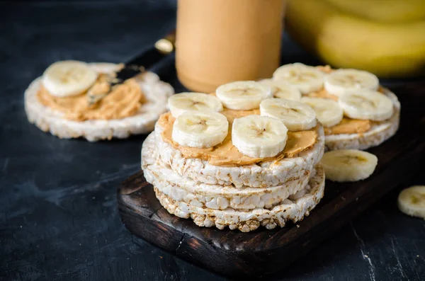 Gâteaux Riz Beurre Arachide Tranches Banane Sur Table Bois Noir — Photo