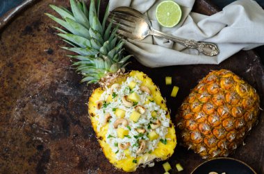 Ev yapımı pilav ile kaşu ananas içinde.