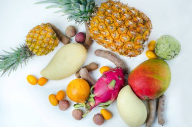 beyaz zemin üzerinde egzotik meyve