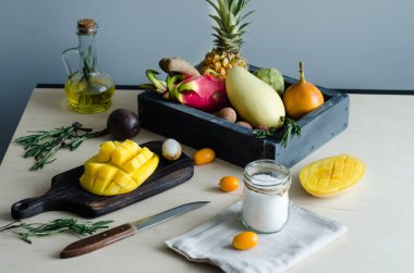 Narenciye kahverengi ahşap bir masa üzerinde