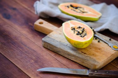 Papaya ahşap bir masa üzerinde bir kesme tahtası üzerinde