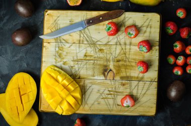 Ahşap tahta ve siyah arka plan üzerine meyve kompozisyonu.