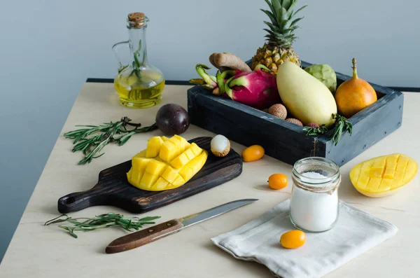 Цитрусові фрукти на коричневому дерев'яному столі — стокове фото