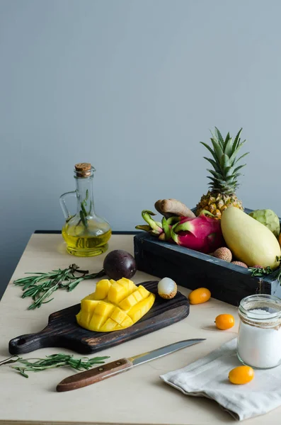 Цитрусові фрукти на коричневому дерев'яному столі — стокове фото