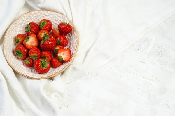 Świeże truskawki w płycie na białym obrusie — Zdjęcie stockowe