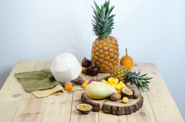 Tropikal meyve tabakları masaya çeşitli. Mango, demirhindi, Kamkat, pitahaya, ananas, granadilla, lychee, tutku meyve ve küçük hindistan cevizi. Metin için yer.