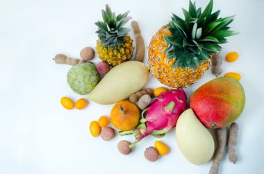 beyaz zemin üzerinde egzotik meyve