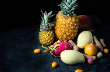 Metin için yer siyah zemin üzerine tropik meyveler