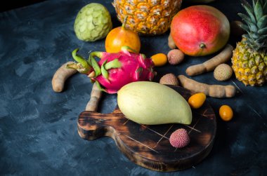 Siyah arka plan üzerine tropik meyveler