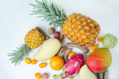 beyaz zemin üzerinde egzotik meyve