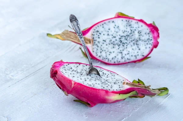 Dos Mitades Fruta Dragón Con Cuchara Sobre Fondo Blanco Fruta —  Fotos de Stock