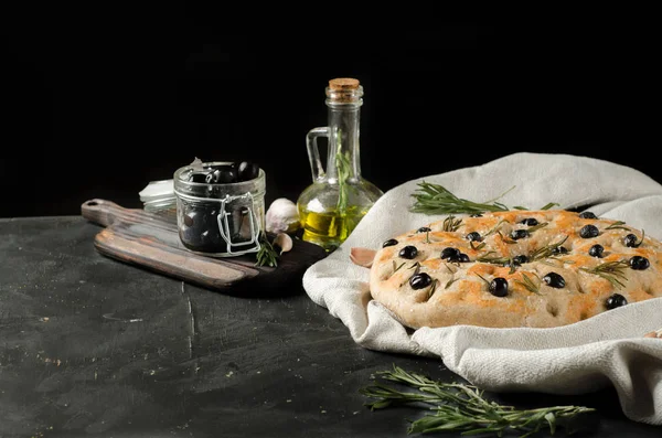 Focaccia Italiana Con Romero Aceitunas Sobre Una Mesa Madera Negra — Foto de Stock