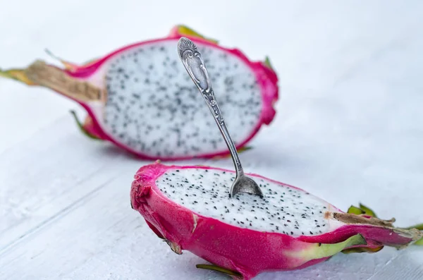 Dos Mitades Fruta Dragón Con Cuchara Sobre Fondo Blanco Fruta —  Fotos de Stock