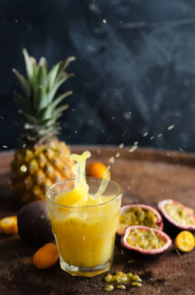 Vasos Jugo Con Frutas Tropicales Sobre Mesa Sobre Fondo Oscuro —  Fotos de Stock