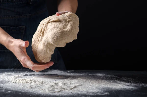 Mulher Amassar Massa Sobre Polvilhado Com Mesa Farinha Massa Levedura — Fotografia de Stock