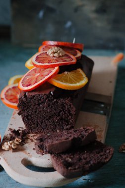 Kırmızı ve sarı portakal ile çikolatalı kek.