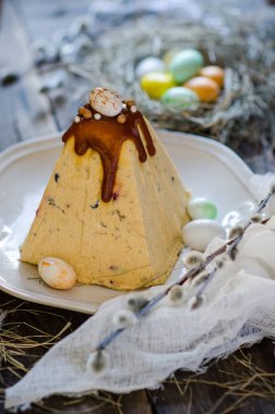 Geleneksel Paskalya süzme peynir tatlısı. Karamel ve çikolata yumurta dekor ile Paskalya Ortodox lor pastası. Rustik tarzı