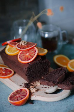 Kırmızı ve sarı portakal ile çikolatalı kek.