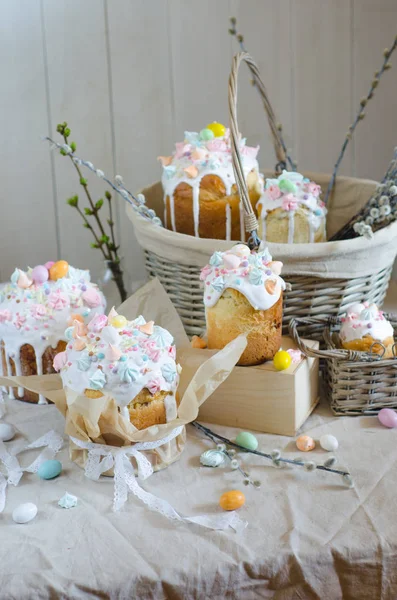 Traditional Easter cake with white icing decorated colorful meringue and chocolate eggs. — Stock Photo, Image