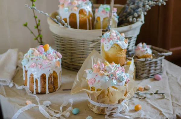 Bolo de Páscoa tradicional com gelo branco decorado merengue colorido e ovos de chocolate . — Fotografia de Stock