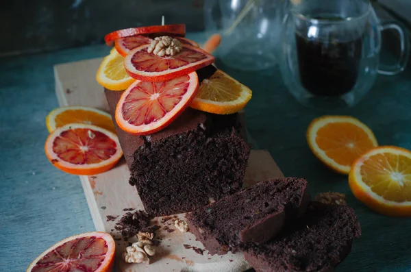 Čokoládový dort s s červenými a žlutými pomeranče. — Stock fotografie