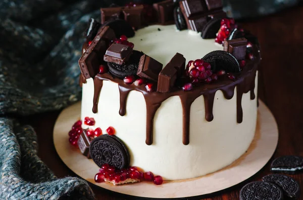 Pastel decorado con gotas de chocolate, chispas de chocolate, granada — Foto de Stock