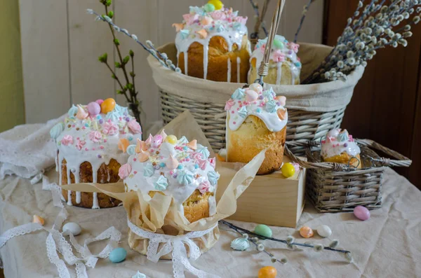 Bolo de Páscoa tradicional com gelo branco decorado merengue colorido e ovos de chocolate . — Fotografia de Stock