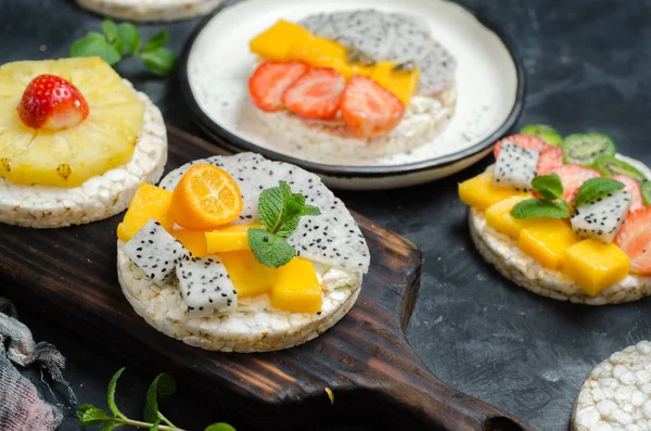 Pasteles Arroz Multigrano Con Bayas Fruta Queso Suave Para Desayuno —  Fotos de Stock