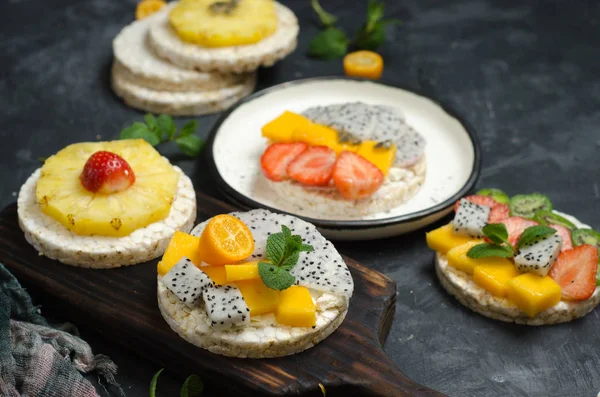 Pasteles Arroz Multigrano Con Bayas Fruta Queso Suave Para Desayuno —  Fotos de Stock