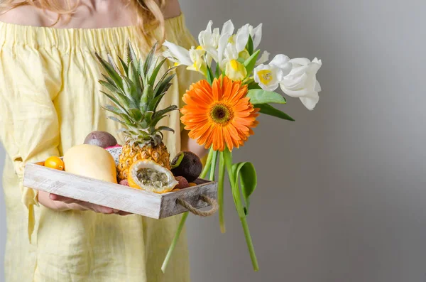 Mulher Segurando Uma Bandeja Com Frutas Tropicais Flores Espaço Cópia — Fotografia de Stock