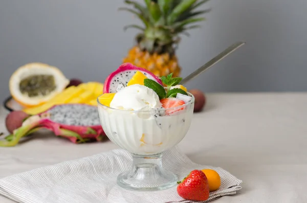 Ice Cream Fresh Tropical Fruits Dragon Fruit Strawberry Lychee Pineapple — Stock Photo, Image