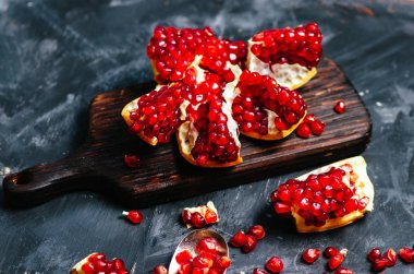 Siyah ahşap tahta üzerinde nar