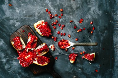 Nar koyu bir arka plan üzerinde kırmızı tanecikleri ile parçalara ayrılmıştır. Üstte görüntü