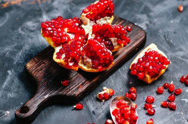 Siyah ahşap tahta üzerinde nar