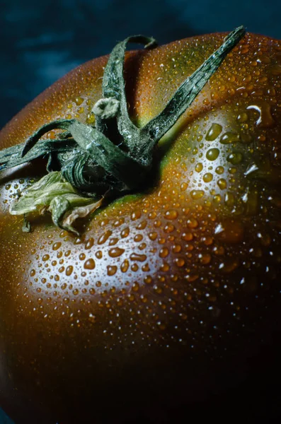 Zbliżenie makro obraz czerwonego dojrzałego pomidorów. Krople wody na czerwonym pomidorem. — Zdjęcie stockowe