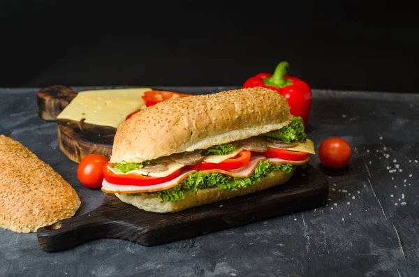 Pyszne kanapki z szynką, serem, czerwonym pieprzem, grzybami i sałatką na drewnianym stole pełnym świeżych warzyw. Miejsce na tekst — Zdjęcie stockowe