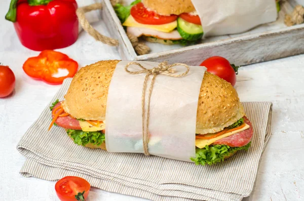 Hälsosamt Hemgjort mellanmål eller lunch från smörgåsar med grönsaker, ost, skinka, salami och sallad på ett träbord. — Stockfoto