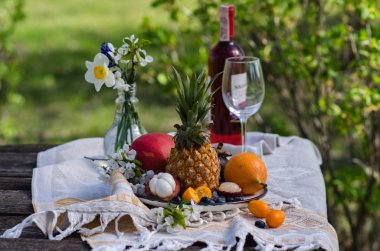 Bahçede ahşap masada egzotik meyve çeşitleri