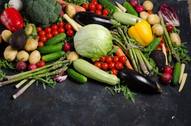 boş yer siyah ahşap zemin üzerine taze çiğ sebze ürün yelpazesine portresi Üstten Görünüm.