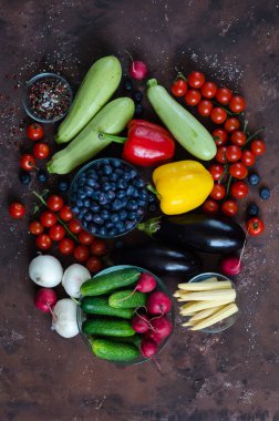 Koyu ahşap arka plan üzerinde taze çiğ sebze çeşitleri.