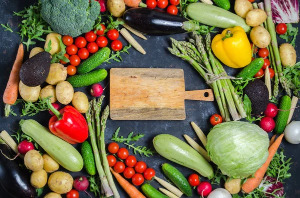 Frame of organic food. Fresh raw vegetables on a black chalkboard. — Stock Photo, Image