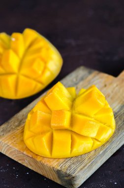 Mango dilimleriüzerinde seçici odak. Koyu arka plan