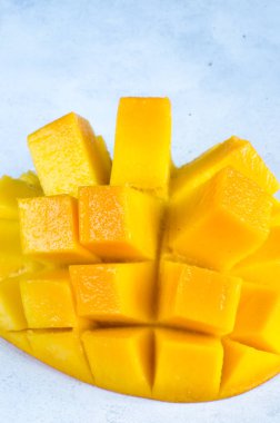 Mango dilimleriüzerinde seçici odak. Beyaz arka plan