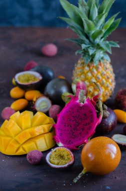 Siyah arka plan üzerine tropik meyveler.