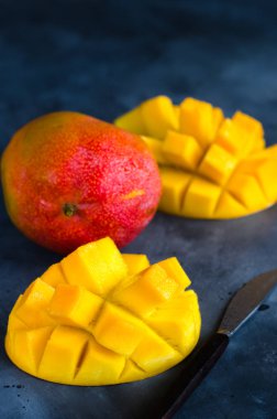 Mango dilimleriüzerinde seçici odak. Koyu arka plan