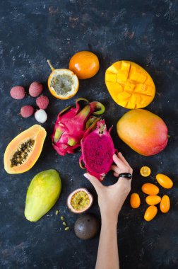 Yaz tropikal kompozisyon. Pastel arka planda tropikal meyveler. Yaz konsepti. Düz döşeme, üst görünüm, kopyalama alanı