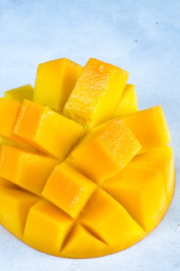 Mango dilimleriüzerinde seçici odak. Beyaz arka plan