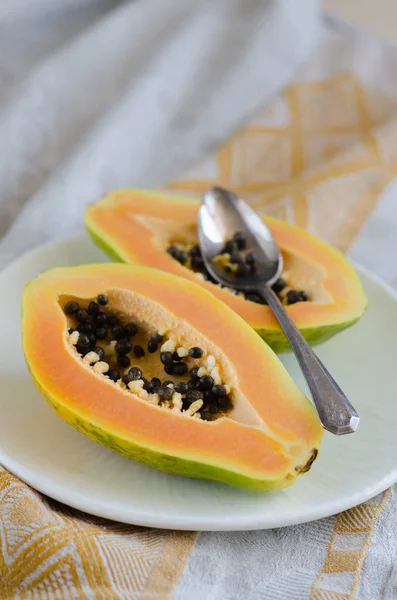 Fruta de la papaya, papaya fresca madura dulce, comida vegana cruda. Papaya en un plato blanco . —  Fotos de Stock